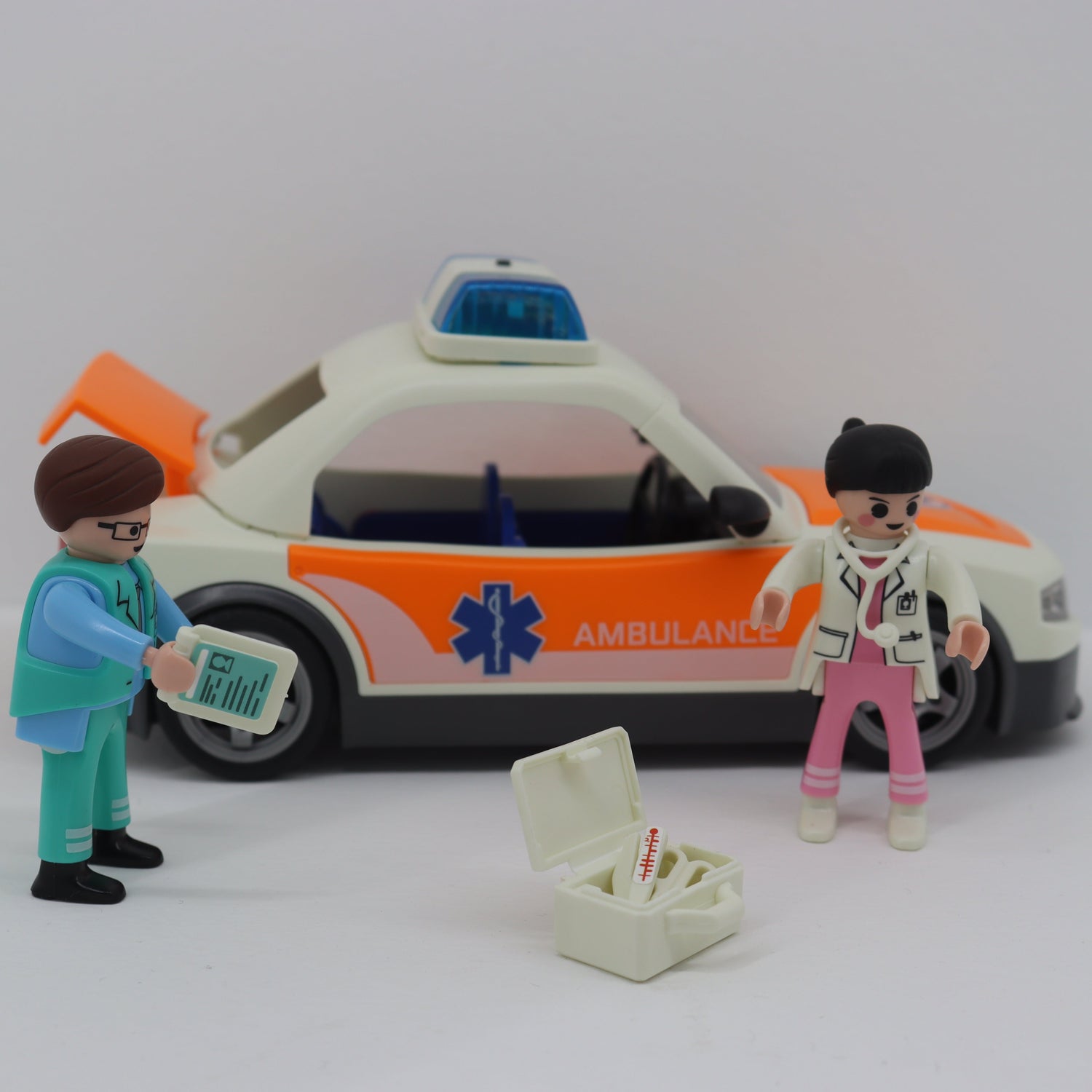 Auto Ambulancia con Figuras