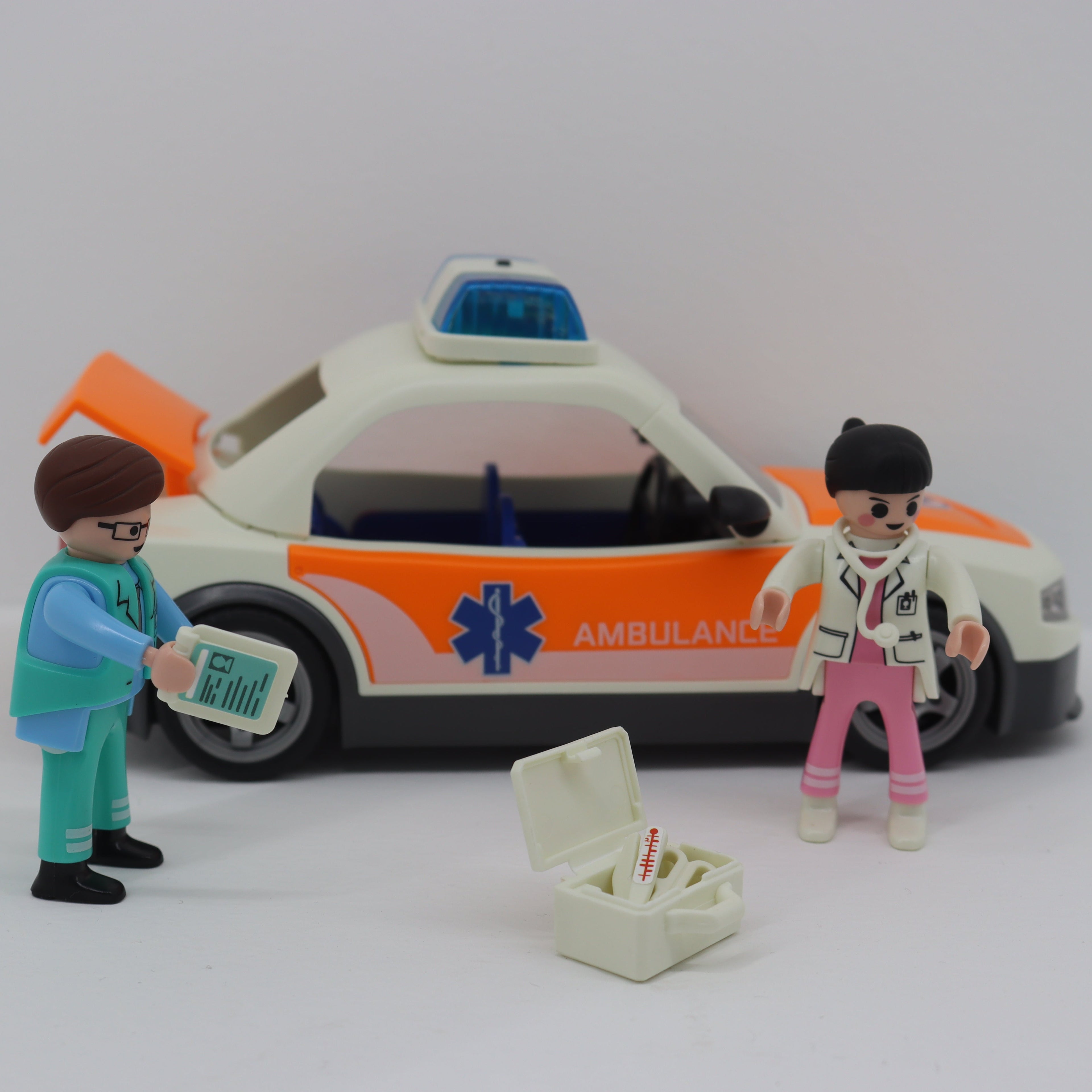 Auto Ambulancia con Figuras