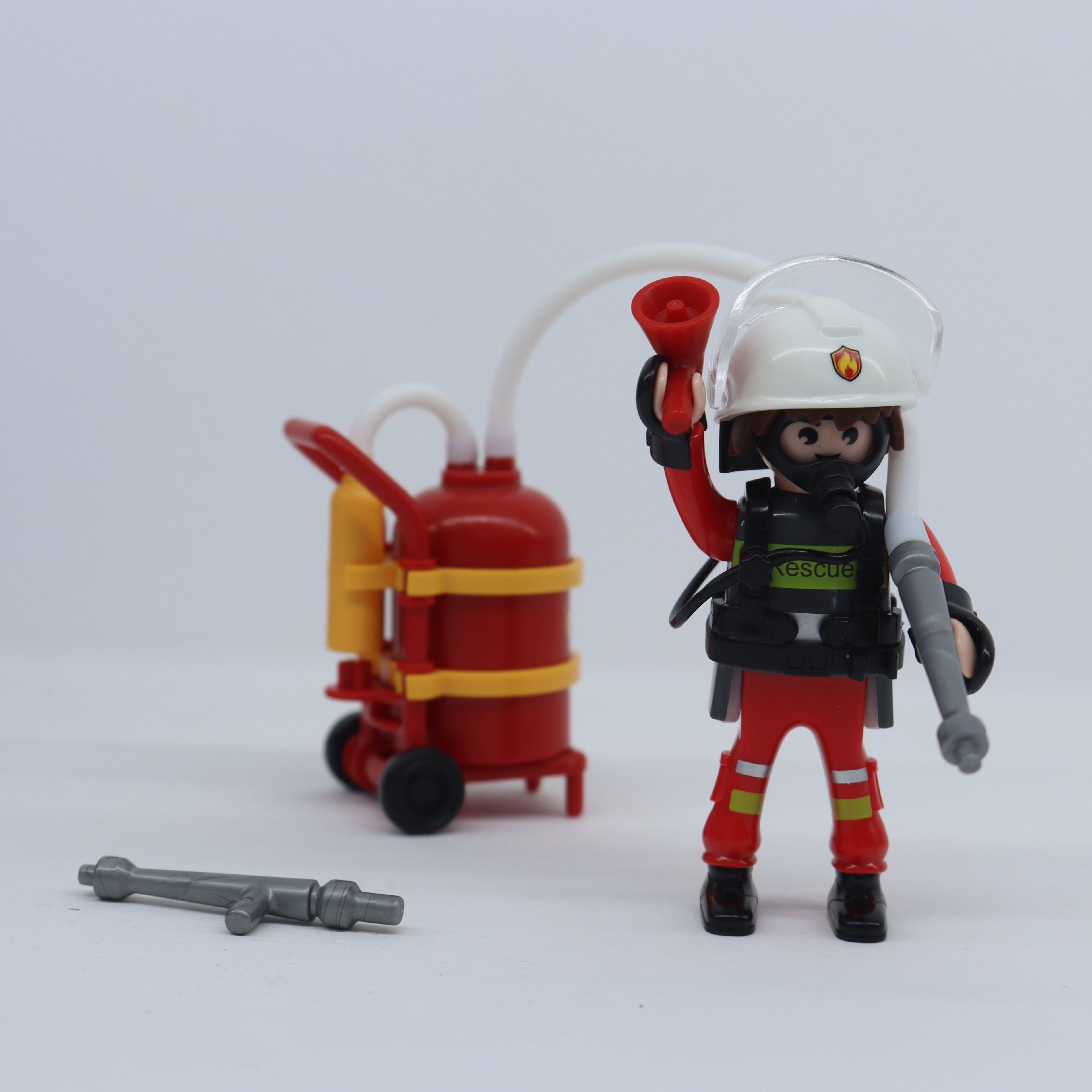 Figura Bombero con Carro Extintor de Incendios